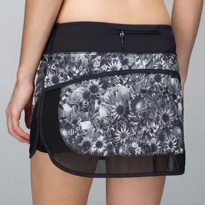 Lululemon Hotty Hot Skirt Flowabunga Black Angel Wing sz 6